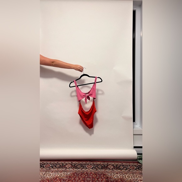 Colour blocked 1 piece bathing suit with center cut out - Picture 2 of 2